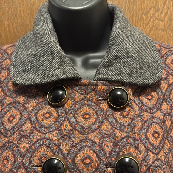 Elegant Patterned Trench Coat with Gray Accents - Picture 3 of 7